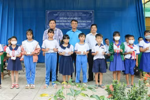 Trao bảo hiểm y tế cho học sinh khó khăn trên địa bàn huyện Châu Thành (An Giang).