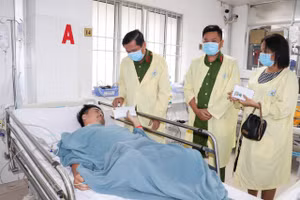 Lãnh đạo Công an huyện Long Hồ đã đến thăm và trao 100 triệu đồng cho Đại úy công an Trần Hoàng Ngôi.