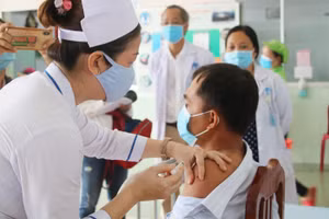 Tiêm vắc xin phòng Covid-19 cho nhân viên y tế Bệnh viện Đa khoa Đồng Tháp (Ảnh: CTTĐT Đồng Tháp).