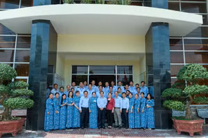 Bộ trưởng chụp ảnh lưu niệm cùng tập thể ban lãnh đạo, cán bộ Sở GD&ĐT tỉnh Sóc Trăng.