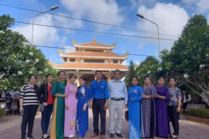 Cô Bảo Trân (thứ 4 từ phải sang) cùng thầy cô giáo Trường THPT Phú Tâm.