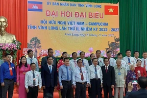 Đại biểu chụp ảnh lưu niệm tại Đại hội đại biểu Hội hữu nghị Việt Nam - Campuchia tỉnh Vĩnh Long.