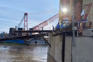 Sàn phụ trợ được gắn thêm vào bệ trụ để đảm bảo an toàn cho công nhân hàng ngày ra vào vận thăng và lên làm việc trên trụ tháp.