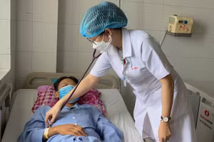 Bác sĩ thăm khám bệnh nhân