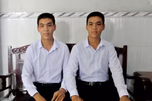Anh em song sinh Danh Hữu Nghị và Danh Tấn Lực (ngụ Thoại Sơn, An Giang).