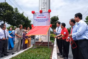 Các đại biểu thực hiện nghi thức khánh thành công trình “Đường cờ Tổ quốc”.