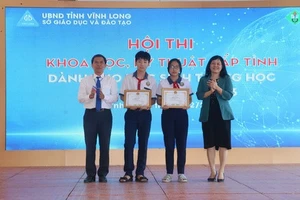 Lãnh đạo Sở GD&ĐT Vĩnh Long trao giải nhất tại hội thi.