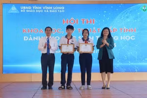 Lãnh đạo Sở GD&ĐT Vĩnh Long trao giải nhất tại hội thi.
