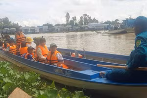 Cùng với thầy cô giáo, các lực lượng quân sự, dân quân tự vệ dùng vỏ lãi đưa rước học sinh tại các xã vùng đầu nguồn.