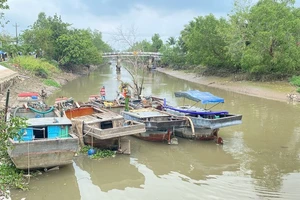 3 ghe khai thác cát trái phép trên sông Tiền.