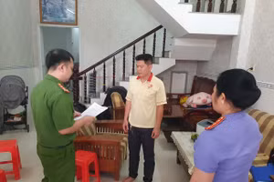 Cơ quan điều tra tống đạt quyết định khởi tố bị can Châu Ngọc Ý. 