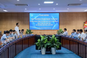 Quang cảnh buổi làm việc của Thứ trưởng Phạm Ngọc Thưởng tại Trường Đại học Cần Thơ.