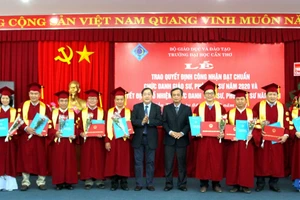 Hiệu trưởng Trường ĐH Cần Thơ trao quyết định công nhận Giáo sư, Phó giáo sư năm 2020 