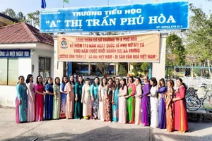 Tập thể cán bộ, giáo viên, nhân viên nữ Trường Tiểu học A thị trấn Phú Hòa (tỉnh An Giang) hưởng ứng “Tuần lễ Áo dài”.