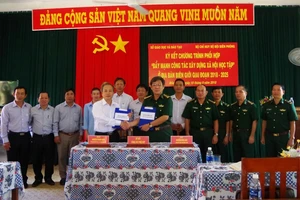 Ông Nguyễn Thanh Danh, Phó Giám đốc Sở GD&ĐT tỉnh Đồng Tháp, Đại tá Nguyễn Đình Anh, Chính ủy Bộ chỉ huy BĐBP tỉnh Đồng Tháp ký kết chương trình phối hợp 