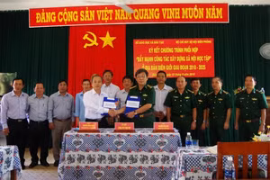 Ông Nguyễn Thanh Danh, Phó Giám đốc Sở GD&ĐT tỉnh Đồng Tháp, Đại tá Nguyễn Đình Anh, Chính ủy Bộ chỉ huy BĐBP tỉnh Đồng Tháp ký kết chương trình phối hợp 