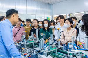 Hơn 3.000 giáo viên và học sinh lớp 12 đến tham quan Trường ĐH Sư phạm Kỹ thuật Vĩnh Long.