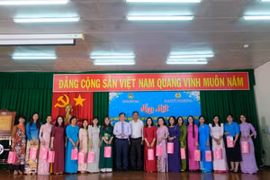 Ông Nguyễn Phúc Tăng, Phó Giám đốc Sở GD&ĐT tặng quà cho nữ cán bộ quản lý ngành GD thành phố