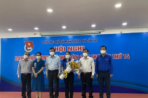 Tân Bí thư Thành đoàn Cần Thơ Lư Thị Ngọc Anh (cầm hoa) 