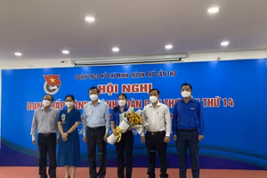 Tân Bí thư Thành đoàn Cần Thơ Lư Thị Ngọc Anh (cầm hoa) 