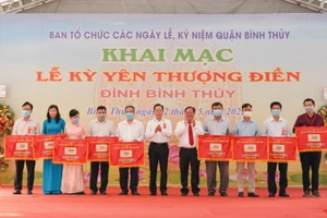 Lãnh đạo quận ủy Quận Bình Thủy tặng cờ lưu niệm cho các đơn vị tham gia lễ hội.