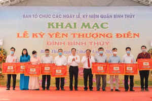 Lãnh đạo quận ủy Quận Bình Thủy tặng cờ lưu niệm cho các đơn vị tham gia lễ hội.