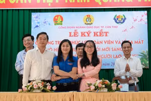 Đại diện các đơn vị ký kết ra mắt mô hình Chuyến xe đổi mới sáng tạo.