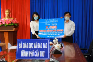 Đại diện Dược Hậu Giang trao tặng 2.500 chai nước rửa tay Bioskin cho Sở GD&ĐT phục vụ kỳ thi tuyển sinh lớp 10.