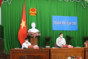 Ông Trần Việt Trường, Chủ tịch UBND TP Cần Thơ phát biểu chỉ đạo tại cuộc họp (Ảnh: H.Hoa).