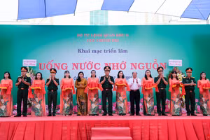 Các đại biểu cắt băng khai mạc triển lãm chuyên đề “Uống nước nhớ nguồn”.