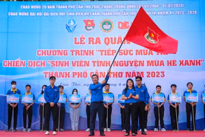 Trao cờ lệnh xuất quân Chiến dịch sinh viên tình nguyện Mùa hè xanh và Chương trình “Tiếp sức mùa thi” năm 2023.
