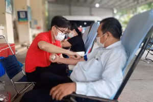 Thầy, cô giáo huyện Thoại Sơn đến điểm hiến máu từ rất sớm.