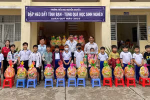 Tặng quà Tết cho học sinh có hoàn cảnh khó khăn.