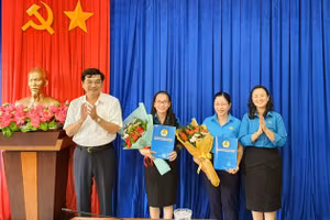 Đại diện lãnh đạo Liên đoàn Lao động thành phố và lãnh đạo Sở GD&ĐT chúc mừng các đồng chí được điều động đến vị trí công tác mới.