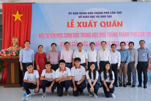 Đại biểu chụp ảnh lưu niệm cùng giáo viên và đội tuyển HS giỏi.