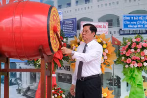Ông Phạm Văn Hiểu, Chủ tịch HĐND TP Cần Thơ đánh trống khai giảng năm học mới tại Trường THCS Đoàn Thị Điểm, quận Ninh Kiều (TP. Cần Thơ).