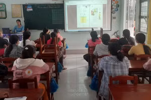 Giáo viên tỉnh Tiền Giang giới thiệu SGK cho phụ huynh tại Ngày hội lựa chọn SGK. Ảnh: X.Uyên.