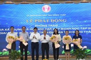 Lãnh đạo tỉnh tặng hoa cảm ơn các doanh nghiệp đã đóng góp ủng hộ Quỹ khuyến học.