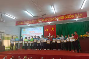 Ban tổ chức trao giải thưởng cho học sinh.