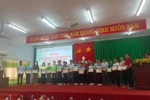 Ban tổ chức trao giải thưởng cho học sinh.