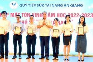 Ông Nguyễn Thanh Bình - Chủ tịch UBND tỉnh An Giang trao thưởng cho sinh viên xuất sắc, tiêu biểu.