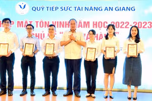 Ông Nguyễn Thanh Bình - Chủ tịch UBND tỉnh An Giang trao thưởng cho sinh viên xuất sắc, tiêu biểu.