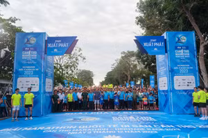 Vận động viên tham gia giải ở cự ly 5km chuẩn bị xuất phát.