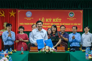 Lãnh đạo Sở GD&ĐT thành phố Cần Thơ và Hậu Giang trao bản ghi nhớ thoả thuận hợp tác.