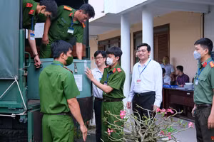 Ông Trần Thanh Bình, Giám Đốc Sở GD&ĐT TP Cần Thơ tham gia giám sát công tác vận chuyển đề lên xe đặc chủng