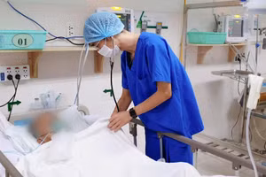 Bác sĩ bệnh viện thăm khám bệnh nhân sau điều trị đông máu hậu Covid-19.