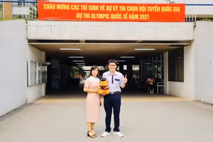 Em Đặng Lê Minh Khang cùng cô Hoàng Thị Lan Anh, Tổ trưởng Tổ Sinh học, phụ trách đội tuyển quốc gia.