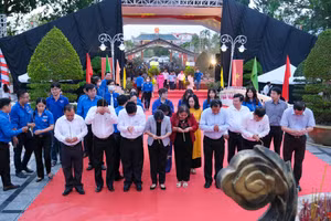 Lãnh đạo thành phố cùng các đại biểu và lực lượng quân đội, công an và đoàn viên dâng hoa, dâng hương lên tượng đài Tổ quốc ghi công