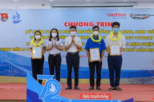 Đồng chí Lư Thị Ngọc Anh, Bí thư Thành đoàn cùng đơn vị tài trợ trao trao chứng nhận học bổng “Ước mơ xanh cho sinh viên Cần Thơ”
