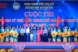 Đại biểu tham gia chụp ảnh lưu niệm.